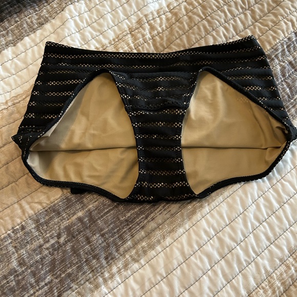 Kortni Jeane swim - Picture 4 of 4